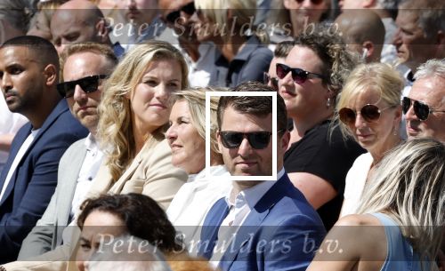 Amsterdam 15 juli 2024
Herdenkingsmonument Peter R. de Vries onthuld in Amsterdam Het kunstwerk bestaat uit twee bronzen handen die in elkaar grijpen en is gemaakt door kunstenares Rini Hurkmans. Burgemeester Femke Halsema en Kelly de Vries spreken tijdens de onthulling van het monument. Humbert Tan presenteert het . Ook zijn vrouw Jaqueline de Vries zoon Royce de Vries (met vrouw ) en Kelly de Vries (met partner) waren natuurlijk aanwezig .