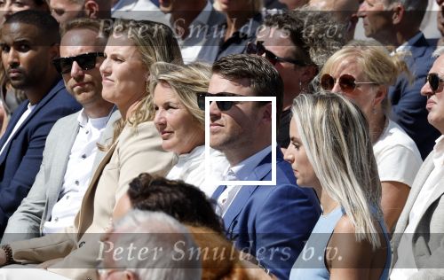 Amsterdam 15 juli 2024
Herdenkingsmonument Peter R. de Vries onthuld in Amsterdam Het kunstwerk bestaat uit twee bronzen handen die in elkaar grijpen en is gemaakt door kunstenares Rini Hurkmans. Burgemeester Femke Halsema en Kelly de Vries spreken tijdens de onthulling van het monument. Humbert Tan presenteert het . Ook zijn vrouw Jaqueline de Vries zoon Royce de Vries (met vrouw ) en Kelly de Vries (met partner) waren natuurlijk aanwezig .