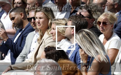 Amsterdam 15 juli 2024
Herdenkingsmonument Peter R. de Vries onthuld in Amsterdam Het kunstwerk bestaat uit twee bronzen handen die in elkaar grijpen en is gemaakt door kunstenares Rini Hurkmans. Burgemeester Femke Halsema en Kelly de Vries spreken tijdens de onthulling van het monument. Humbert Tan presenteert het . Ook zijn vrouw Jaqueline de Vries zoon Royce de Vries (met vrouw ) en Kelly de Vries (met partner) waren natuurlijk aanwezig .