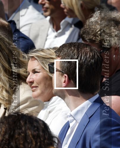 Amsterdam 15 juli 2024
Herdenkingsmonument Peter R. de Vries onthuld in Amsterdam Het kunstwerk bestaat uit twee bronzen handen die in elkaar grijpen en is gemaakt door kunstenares Rini Hurkmans. Burgemeester Femke Halsema en Kelly de Vries spreken tijdens de onthulling van het monument. Humbert Tan presenteert het . Ook zijn vrouw Jaqueline de Vries zoon Royce de Vries (met vrouw ) en Kelly de Vries (met partner) waren natuurlijk aanwezig .