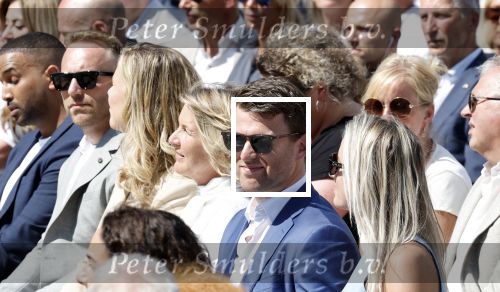 Amsterdam 15 juli 2024
Herdenkingsmonument Peter R. de Vries onthuld in Amsterdam Het kunstwerk bestaat uit twee bronzen handen die in elkaar grijpen en is gemaakt door kunstenares Rini Hurkmans. Burgemeester Femke Halsema en Kelly de Vries spreken tijdens de onthulling van het monument. Humbert Tan presenteert het . Ook zijn vrouw Jaqueline de Vries zoon Royce de Vries (met vrouw ) en Kelly de Vries (met partner) waren natuurlijk aanwezig .