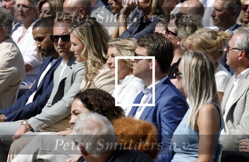 Amsterdam 15 juli 2024
Herdenkingsmonument Peter R. de Vries onthuld in Amsterdam Het kunstwerk bestaat uit twee bronzen handen die in elkaar grijpen en is gemaakt door kunstenares Rini Hurkmans. Burgemeester Femke Halsema en Kelly de Vries spreken tijdens de onthulling van het monument. Humbert Tan presenteert het . Ook zijn vrouw Jaqueline de Vries zoon Royce de Vries (met vrouw ) en Kelly de Vries (met partner) waren natuurlijk aanwezig .