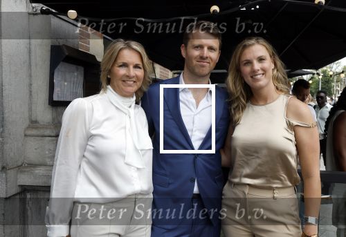 Amsterdam 15 juli 2024
Herdenkingsmonument Peter R. de Vries onthuld in Amsterdam Het kunstwerk bestaat uit twee bronzen handen die in elkaar grijpen en is gemaakt door kunstenares Rini Hurkmans. Burgemeester Femke Halsema en Kelly de Vries spreken tijdens de onthulling van het monument. Humbert Tan presenteert het . Ook zijn vrouw Jaqueline de Vries zoon Royce de Vries (met vrouw ) en Kelly de Vries (met partner) waren natuurlijk aanwezig .