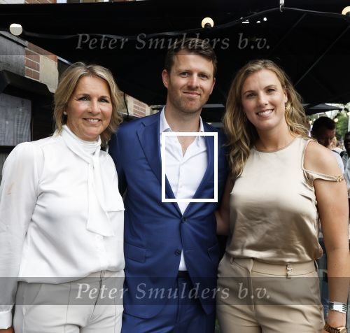 Amsterdam 15 juli 2024
Herdenkingsmonument Peter R. de Vries onthuld in Amsterdam Het kunstwerk bestaat uit twee bronzen handen die in elkaar grijpen en is gemaakt door kunstenares Rini Hurkmans. Burgemeester Femke Halsema en Kelly de Vries spreken tijdens de onthulling van het monument. Humbert Tan presenteert het . Ook zijn vrouw Jaqueline de Vries zoon Royce de Vries (met vrouw ) en Kelly de Vries (met partner) waren natuurlijk aanwezig .