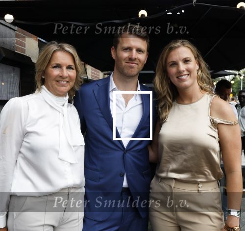Amsterdam 15 juli 2024
Herdenkingsmonument Peter R. de Vries onthuld in Amsterdam Het kunstwerk bestaat uit twee bronzen handen die in elkaar grijpen en is gemaakt door kunstenares Rini Hurkmans. Burgemeester Femke Halsema en Kelly de Vries spreken tijdens de onthulling van het monument. Humbert Tan presenteert het . Ook zijn vrouw Jaqueline de Vries zoon Royce de Vries (met vrouw ) en Kelly de Vries (met partner) waren natuurlijk aanwezig .