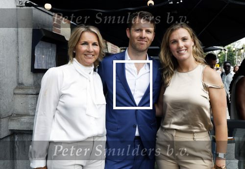 Amsterdam 15 juli 2024
Herdenkingsmonument Peter R. de Vries onthuld in Amsterdam Het kunstwerk bestaat uit twee bronzen handen die in elkaar grijpen en is gemaakt door kunstenares Rini Hurkmans. Burgemeester Femke Halsema en Kelly de Vries spreken tijdens de onthulling van het monument. Humbert Tan presenteert het . Ook zijn vrouw Jaqueline de Vries zoon Royce de Vries (met vrouw ) en Kelly de Vries (met partner) waren natuurlijk aanwezig .