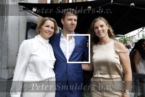 Amsterdam 15 juli 2024
Herdenkingsmonument Peter R. de Vries onthuld in Amsterdam Het kunstwerk bestaat uit twee bronzen handen die in elkaar grijpen en is gemaakt door kunstenares Rini Hurkmans. Burgemeester Femke Halsema en Kelly de Vries spreken tijdens de onthulling van het monument. Humbert Tan presenteert het . Ook zijn vrouw Jaqueline de Vries zoon Royce de Vries (met vrouw ) en Kelly de Vries (met partner) waren natuurlijk aanwezig .