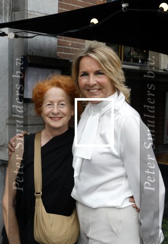 Amsterdam 15 juli 2024
Herdenkingsmonument Peter R. de Vries onthuld in Amsterdam Het kunstwerk bestaat uit twee bronzen handen die in elkaar grijpen en is gemaakt door kunstenares Rini Hurkmans. Burgemeester Femke Halsema en Kelly de Vries spreken tijdens de onthulling van het monument. Humbert Tan presenteert het . Ook zijn vrouw Jaqueline de Vries zoon Royce de Vries (met vrouw ) en Kelly de Vries (met partner) waren natuurlijk aanwezig .