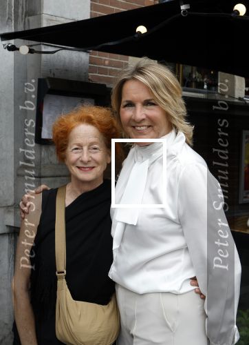 Amsterdam 15 juli 2024
Herdenkingsmonument Peter R. de Vries onthuld in Amsterdam Het kunstwerk bestaat uit twee bronzen handen die in elkaar grijpen en is gemaakt door kunstenares Rini Hurkmans. Burgemeester Femke Halsema en Kelly de Vries spreken tijdens de onthulling van het monument. Humbert Tan presenteert het . Ook zijn vrouw Jaqueline de Vries zoon Royce de Vries (met vrouw ) en Kelly de Vries (met partner) waren natuurlijk aanwezig .