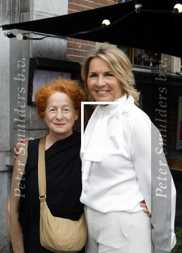 Amsterdam 15 juli 2024
Herdenkingsmonument Peter R. de Vries onthuld in Amsterdam Het kunstwerk bestaat uit twee bronzen handen die in elkaar grijpen en is gemaakt door kunstenares Rini Hurkmans. Burgemeester Femke Halsema en Kelly de Vries spreken tijdens de onthulling van het monument. Humbert Tan presenteert het . Ook zijn vrouw Jaqueline de Vries zoon Royce de Vries (met vrouw ) en Kelly de Vries (met partner) waren natuurlijk aanwezig .