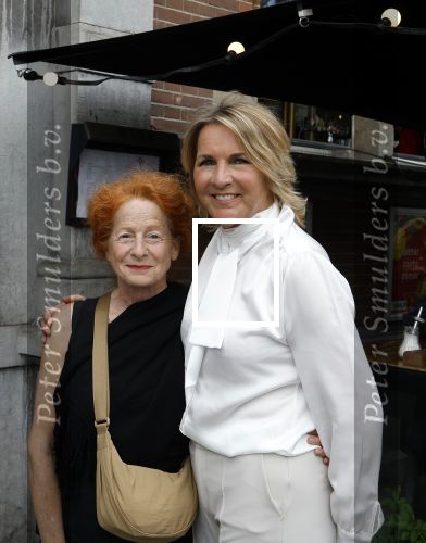 Amsterdam 15 juli 2024
Herdenkingsmonument Peter R. de Vries onthuld in Amsterdam Het kunstwerk bestaat uit twee bronzen handen die in elkaar grijpen en is gemaakt door kunstenares Rini Hurkmans. Burgemeester Femke Halsema en Kelly de Vries spreken tijdens de onthulling van het monument. Humbert Tan presenteert het . Ook zijn vrouw Jaqueline de Vries zoon Royce de Vries (met vrouw ) en Kelly de Vries (met partner) waren natuurlijk aanwezig .