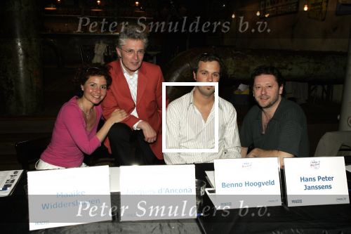 Geertruidenberg 5 juni 2004
Auditie voor princess kinderkoor. Jury bestaand oa uit Maaike Widdershoven Jacques d Ancona Benno Hoogveld en Hans Peter Janssens
Peter Smulders bv