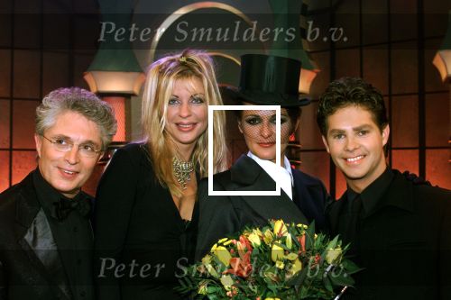 Aalsmeer 8-12-1999
Sterrenplaybackshow van Hennie HUISMAN.

v.l.n.r. Jacques d`Ancona Manuela Kemp , Caroline Tensen en Danny de Munck

PETER SMULDERS BV.