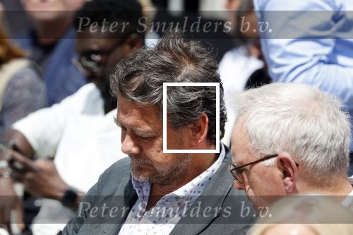 Amsterdam 15 juli 2024
Herdenkingsmonument Peter R. de Vries onthuld in Amsterdam Het kunstwerk bestaat uit twee bronzen handen die in elkaar grijpen en is gemaakt door kunstenares Rini Hurkmans. Burgemeester Femke Halsema en Kelly de Vries spreken tijdens de onthulling van het monument. Humbert Tan presenteert het . Ook zijn vrouw Jaqueline de Vries zoon Royce de Vries (met vrouw ) en Kelly de Vries (met partner) waren natuurlijk aanwezig . Jan Hein Kuipers