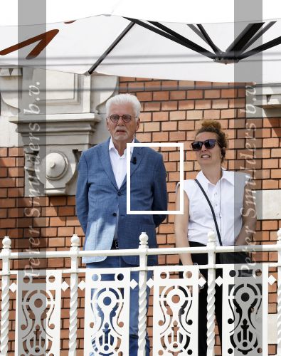 Amsterdam 15 juli 2024
Herdenkingsmonument Peter R. de Vries onthuld in Amsterdam Het kunstwerk bestaat uit twee bronzen handen die in elkaar grijpen en is gemaakt door kunstenares Rini Hurkmans. Burgemeester Femke Halsema en Kelly de Vries spreken tijdens de onthulling van het monument. Humbert Tan presenteert het . Ook zijn vrouw Jaqueline de Vries zoon Royce de Vries (met vrouw ) en Kelly de Vries (met partner) waren natuurlijk aanwezig . Jan Slagter