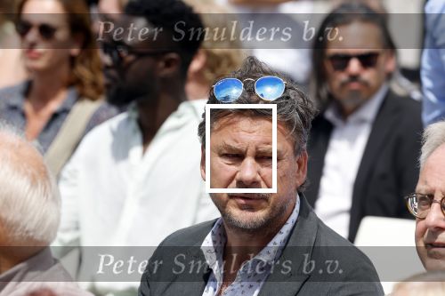 Amsterdam 15 juli 2024
Herdenkingsmonument Peter R. de Vries onthuld in Amsterdam Het kunstwerk bestaat uit twee bronzen handen die in elkaar grijpen en is gemaakt door kunstenares Rini Hurkmans. Burgemeester Femke Halsema en Kelly de Vries spreken tijdens de onthulling van het monument. Humbert Tan presenteert het . Ook zijn vrouw Jaqueline de Vries zoon Royce de Vries (met vrouw ) en Kelly de Vries (met partner) waren natuurlijk aanwezig . Jan Hein Kuipers