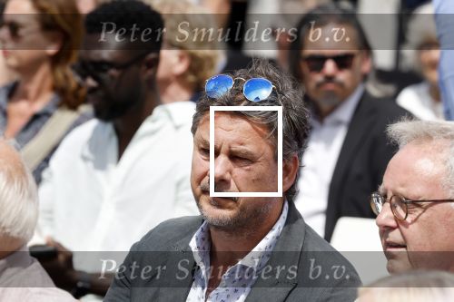 Amsterdam 15 juli 2024
Herdenkingsmonument Peter R. de Vries onthuld in Amsterdam Het kunstwerk bestaat uit twee bronzen handen die in elkaar grijpen en is gemaakt door kunstenares Rini Hurkmans. Burgemeester Femke Halsema en Kelly de Vries spreken tijdens de onthulling van het monument. Humbert Tan presenteert het . Ook zijn vrouw Jaqueline de Vries zoon Royce de Vries (met vrouw ) en Kelly de Vries (met partner) waren natuurlijk aanwezig . Jan Hein Kuipers