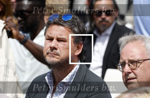 Amsterdam 15 juli 2024
Herdenkingsmonument Peter R. de Vries onthuld in Amsterdam Het kunstwerk bestaat uit twee bronzen handen die in elkaar grijpen en is gemaakt door kunstenares Rini Hurkmans. Burgemeester Femke Halsema en Kelly de Vries spreken tijdens de onthulling van het monument. Humbert Tan presenteert het . Ook zijn vrouw Jaqueline de Vries zoon Royce de Vries (met vrouw ) en Kelly de Vries (met partner) waren natuurlijk aanwezig . Jan Hein Kuipers