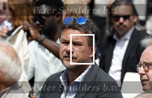 Amsterdam 15 juli 2024
Herdenkingsmonument Peter R. de Vries onthuld in Amsterdam Het kunstwerk bestaat uit twee bronzen handen die in elkaar grijpen en is gemaakt door kunstenares Rini Hurkmans. Burgemeester Femke Halsema en Kelly de Vries spreken tijdens de onthulling van het monument. Humbert Tan presenteert het . Ook zijn vrouw Jaqueline de Vries zoon Royce de Vries (met vrouw ) en Kelly de Vries (met partner) waren natuurlijk aanwezig . Jan Hein Kuipers
