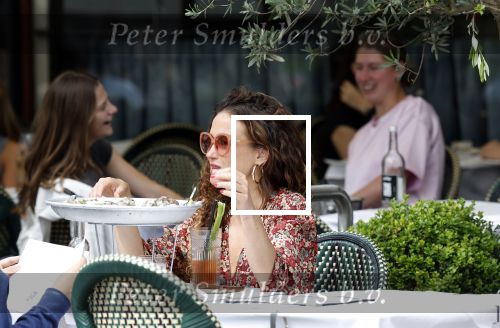 Amsterdam 9 juli 2024
Katja Schuurman op terras in Amsterdam zuid met een kennis . Ze eten oesters