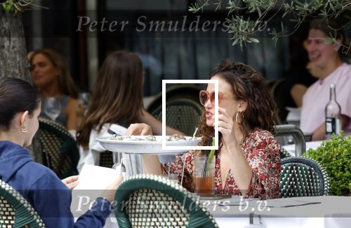 Amsterdam 9 juli 2024
Katja Schuurman op terras in Amsterdam zuid met een kennis . Ze eten oesters