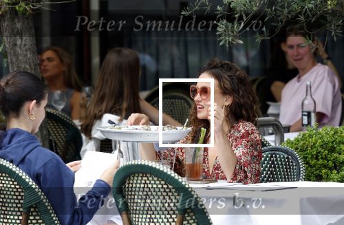 Amsterdam 9 juli 2024
Katja Schuurman op terras in Amsterdam zuid met een kennis . Ze eten oesters