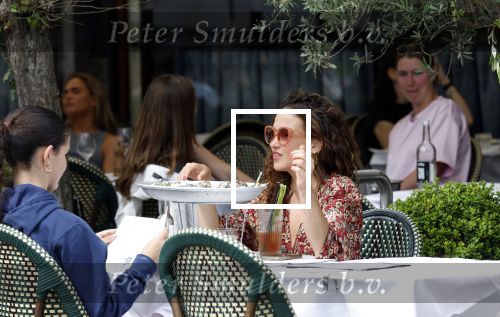 Amsterdam 9 juli 2024
Katja Schuurman op terras in Amsterdam zuid met een kennis . Ze eten oesters