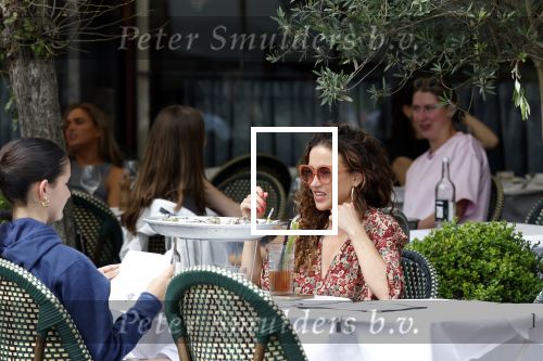 Amsterdam 9 juli 2024
Katja Schuurman op terras in Amsterdam zuid met een kennis . Ze eten oesters