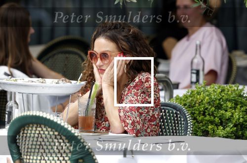 Amsterdam 9 juli 2024
Katja Schuurman op terras in Amsterdam zuid met een kennis . Ze eten oesters