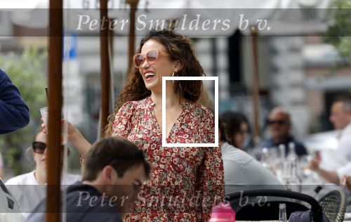 Amsterdam 9 juli 2024
Katja Schuurman op terras in Amsterdam zuid met een kennis . Ze eten oesters