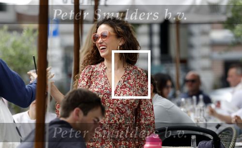 Amsterdam 9 juli 2024
Katja Schuurman op terras in Amsterdam zuid met een kennis . Ze eten oesters