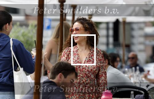 Amsterdam 9 juli 2024
Katja Schuurman op terras in Amsterdam zuid met een kennis . Ze eten oesters