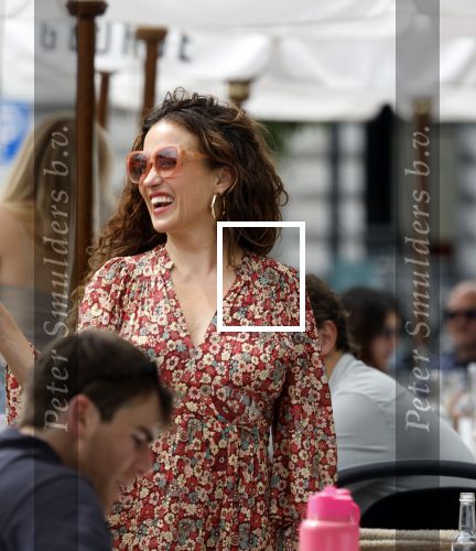 Amsterdam 9 juli 2024
Katja Schuurman op terras in Amsterdam zuid met een kennis . Ze eten oesters