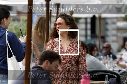 Amsterdam 9 juli 2024
Katja Schuurman op terras in Amsterdam zuid met een kennis . Ze eten oesters