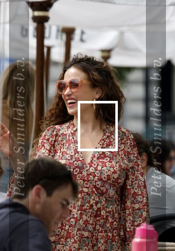 Amsterdam 9 juli 2024
Katja Schuurman op terras in Amsterdam zuid met een kennis . Ze eten oesters