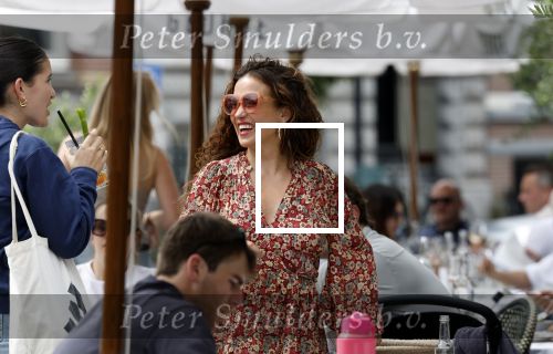 Amsterdam 9 juli 2024
Katja Schuurman op terras in Amsterdam zuid met een kennis . Ze eten oesters