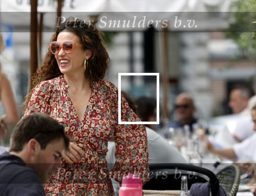 Amsterdam 9 juli 2024
Katja Schuurman op terras in Amsterdam zuid met een kennis . Ze eten oesters