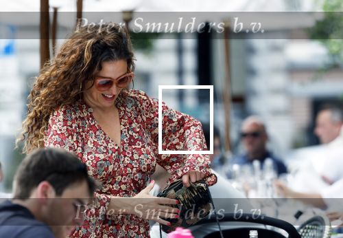 Amsterdam 9 juli 2024
Katja Schuurman op terras in Amsterdam zuid met een kennis . Ze eten oesters