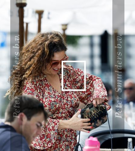 Amsterdam 9 juli 2024
Katja Schuurman op terras in Amsterdam zuid met een kennis . Ze eten oesters