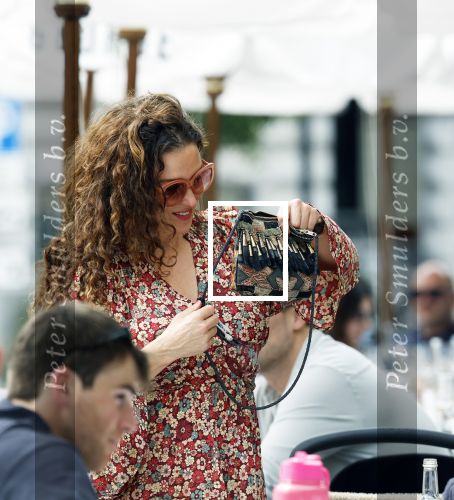 Amsterdam 9 juli 2024
Katja Schuurman op terras in Amsterdam zuid met een kennis . Ze eten oesters