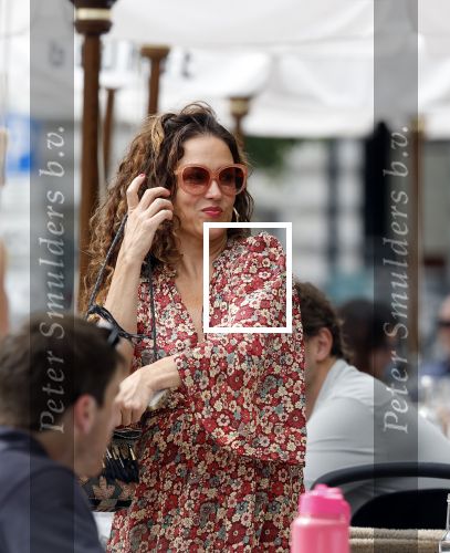 Amsterdam 9 juli 2024
Katja Schuurman op terras in Amsterdam zuid met een kennis . Ze eten oesters
