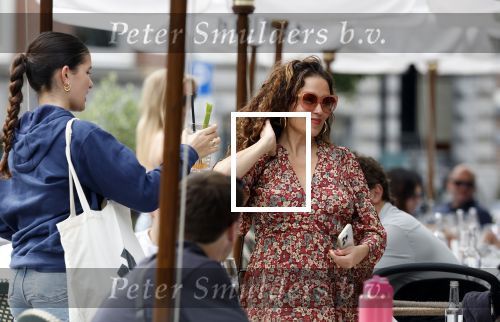 Amsterdam 9 juli 2024
Katja Schuurman op terras in Amsterdam zuid met een kennis . Ze eten oesters