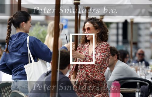 Amsterdam 9 juli 2024
Katja Schuurman op terras in Amsterdam zuid met een kennis . Ze eten oesters