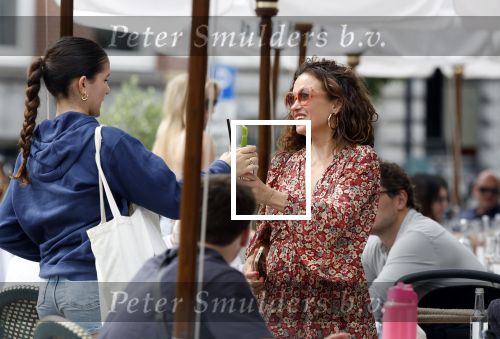Amsterdam 9 juli 2024
Katja Schuurman op terras in Amsterdam zuid met een kennis . Ze eten oesters