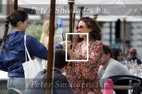 Amsterdam 9 juli 2024
Katja Schuurman op terras in Amsterdam zuid met een kennis . Ze eten oesters