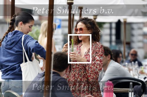 Amsterdam 9 juli 2024
Katja Schuurman op terras in Amsterdam zuid met een kennis . Ze eten oesters