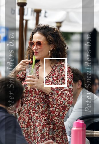 Amsterdam 9 juli 2024
Katja Schuurman op terras in Amsterdam zuid met een kennis . Ze eten oesters
