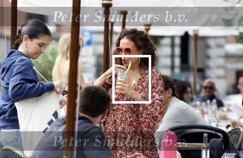 Amsterdam 9 juli 2024
Katja Schuurman op terras in Amsterdam zuid met een kennis . Ze eten oesters