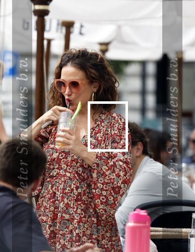 Amsterdam 9 juli 2024
Katja Schuurman op terras in Amsterdam zuid met een kennis . Ze eten oesters