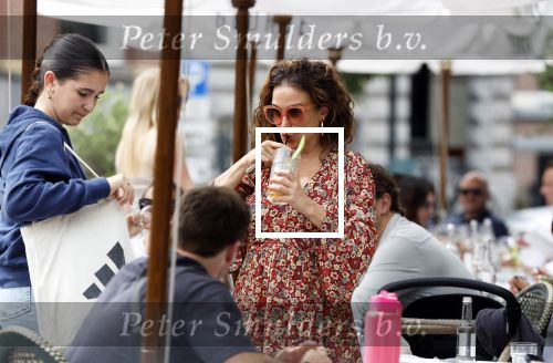Amsterdam 9 juli 2024
Katja Schuurman op terras in Amsterdam zuid met een kennis . Ze eten oesters